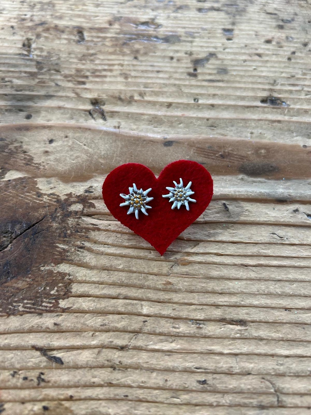 Cuore in feltro rosso con orecchini stella alpina