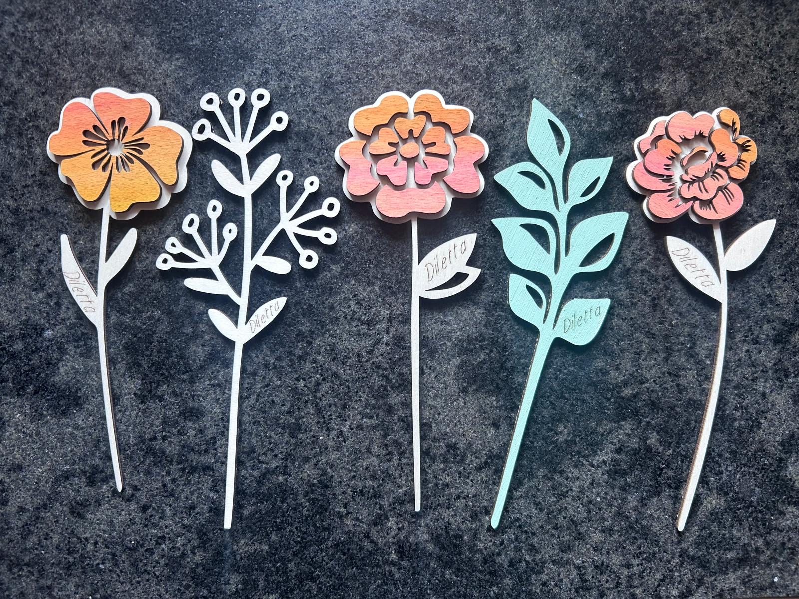 Fiori in legno su stelo, dipinti a mano uno per uno
