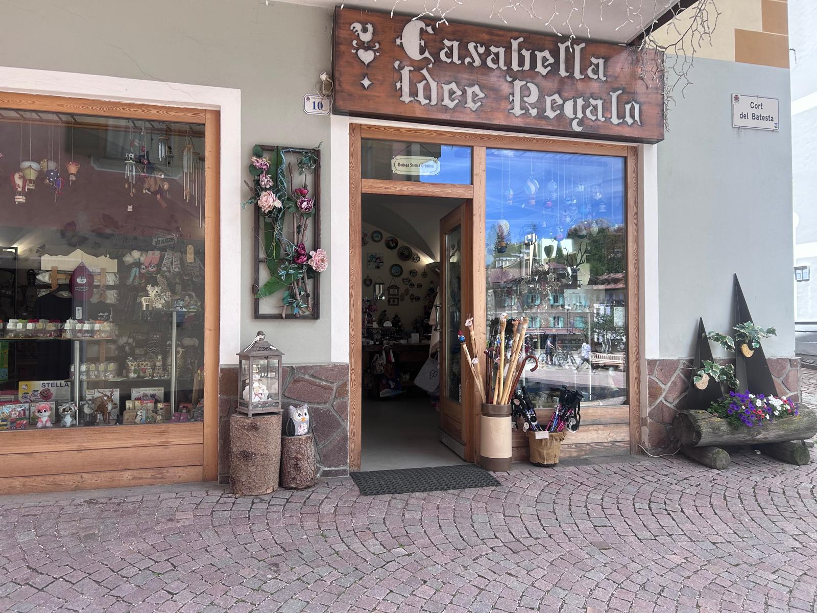 La facciata di Casabella Idee Regalo nel centro storico di Moena